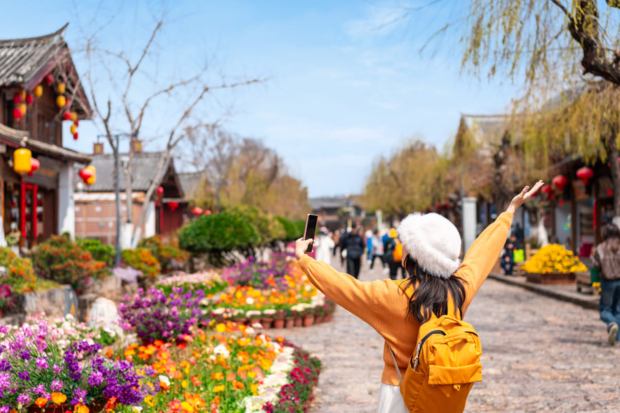Turista tomandose una foto en una ciudad de china